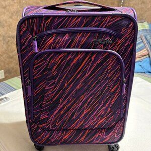 American Tourister 21" Four Wheel Spinner Carry-On. (904)
